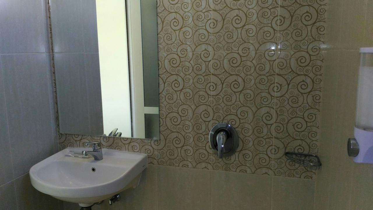 Big Fish Hotel Manado Extérieur photo