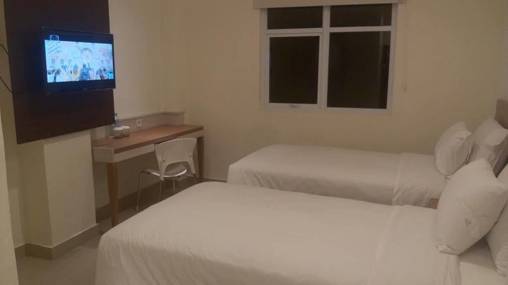 Big Fish Hotel Manado Extérieur photo